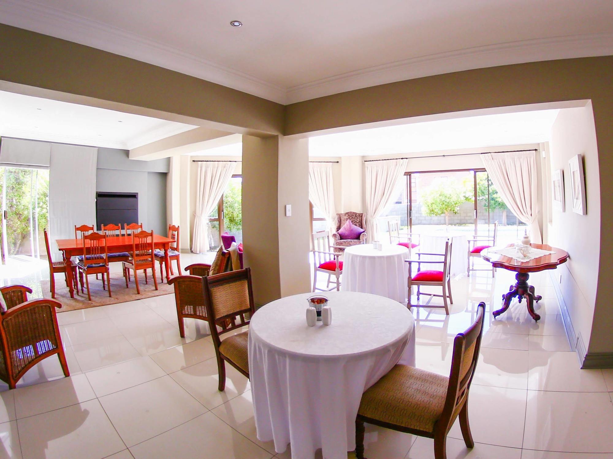 อลาบาสเตอร์ บ็อกซ์ บีแอนด์บี Hotel ลางเงอบาน ภายนอก รูปภาพ